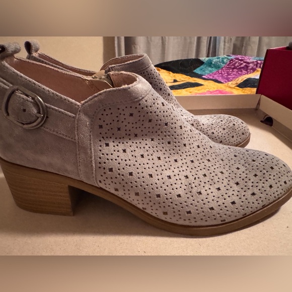 Sonoma heeled grey suede booties size 9 - Picture 2 of 6